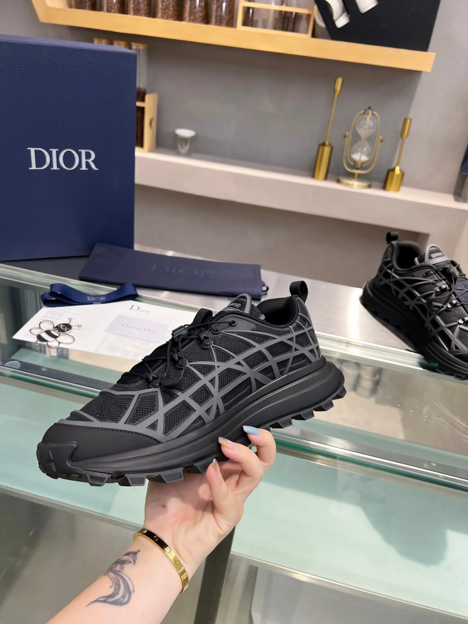 👟👟Ex-factory price 640👟👟 Dior 2023 new style 🆕Low-top B31 Runner sneakers Material: Carefully made of imported mesh fabric, with curved rattan plaid injection molded rubber to enhance the style, a new interpretation of classic patterns, highlighting a futuristic style. Di~r logos adorn the tongue and front, perforations accentuate the hiking style, and a CD Diamond drawstring adds technical appeal. The textured, notched platform is crafted from rubber for optimal traction, and a reinforced heel adds to the comfort. Can be paired with sportswear and casual outfits to create a sophisticated look. Size: Male 39-45 (female size will be released later)
